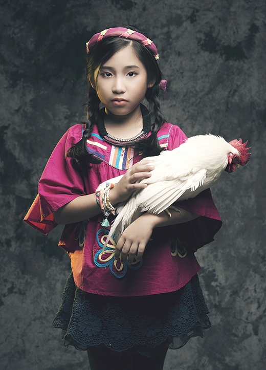 
	
	Hình ảnh của người phụ nữ Bắc bộ ngày xưa được Ju Uyên Nhi chấm phá lại bằng một số nét vẽ tiêu biểu qua sự kết hợp những trang phục hiện đại nhưng với màu sắc và hoa văn đậm chất truyền thống.
